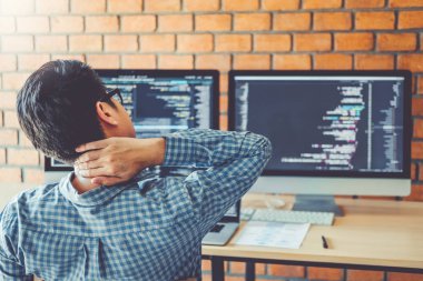 Gelişmekte olan programcı geliştirme web sitesi tasarımı rahatlatıcı ve teknolojileri yazılım şirket ofisinde çalışan kodlama