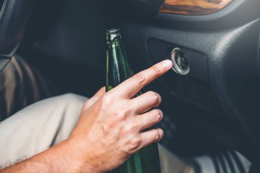 Sarhoş adam şişe bira tehlikeli sarhoş sürüş kavramı holding yolda bir araba