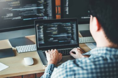 Programcı geliştirme web sitesi tasarımı geliştirme ve yazılım şirket ofisinde çalışan teknolojileri kodlama