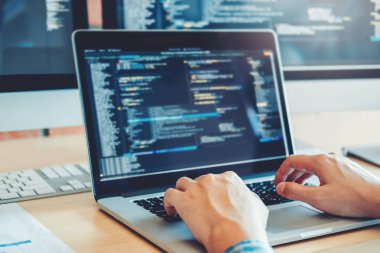 Programcı geliştirme web sitesi tasarımı geliştirme ve yazılım şirket ofisinde çalışan teknolojileri kodlama