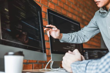 Programcı ekip geliştirme web sitesi tasarımı geliştirme ve yazılım şirket ofisinde çalışan teknolojileri kodlama