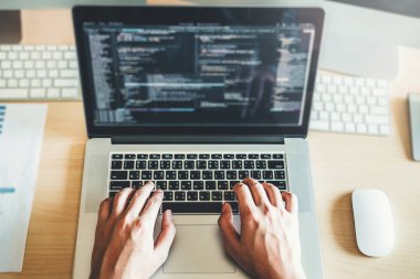 Programcı geliştirme web sitesi tasarımı geliştirme ve yazılım şirket ofisinde çalışan teknolojileri kodlama
