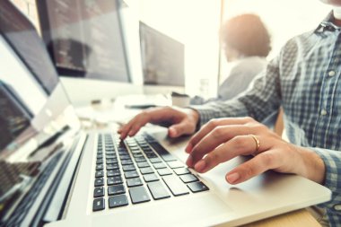 Programcı ekip geliştirme web sitesi tasarımı geliştirme ve yazılım şirket ofisinde çalışan teknolojileri kodlama
