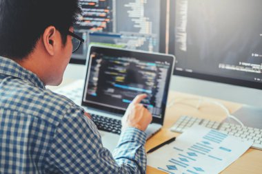 Programcı geliştirme web sitesi tasarımı geliştirme ve yazılım şirket ofisinde çalışan teknolojileri kodlama