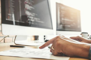Programcı ekip geliştirme web sitesi tasarımı geliştirme ve yazılım şirket ofisinde çalışan teknolojileri kodlama