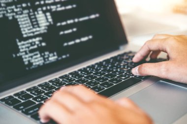 Programcı geliştirme web sitesi tasarımı geliştirme ve yazılım şirket ofisinde çalışan teknolojileri kodlama