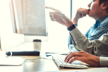 Programcı ekip geliştirme web sitesi tasarımı geliştirme ve yazılım şirket ofisinde çalışan teknolojileri kodlama