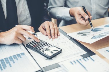 Ortak çalışan iş planlama strateji analiz yatırım toplantı ve kavram kaydetme ekip danışmanlık. Yeni planı mali grafik verilerini tartışmak Toplantı.