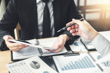 İş planlama dijital tablet stratejisi analiz yatırım ile toplantı ve kavram kaydetme takım birlikte çalışıyor. Yeni planı mali grafik verilerini tartışmak Toplantı.