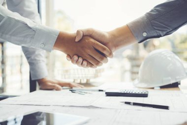 Mimari proje için Toplantı ve ortak çalışma alanı üzerinde mühendislik ile çalışan mühendis