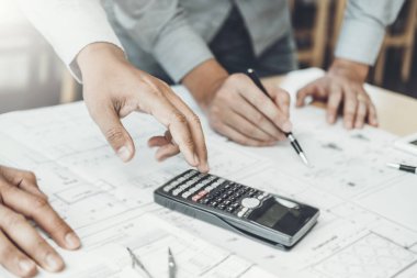 Mimari proje için Toplantı ve ortak çalışma alanı üzerinde mühendislik ile çalışan mühendis