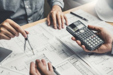 Mimari proje için Toplantı ve ortak çalışma alanı üzerinde mühendislik ile çalışan mühendis