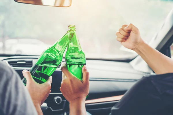 Fiesta Hombre Borracho Con Amigos Coche Conducción Carretera Celebración Cerveza — Foto de Stock