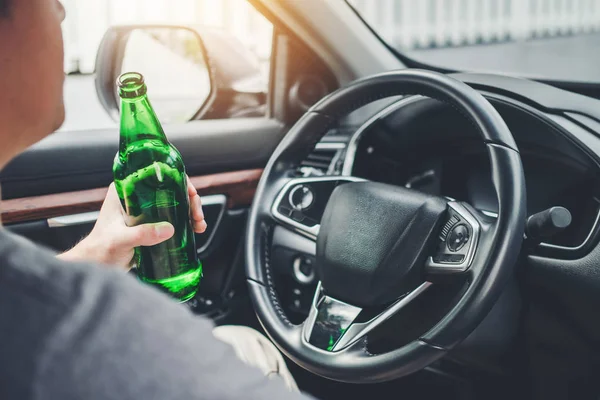 Μεθυσμένος Άνθρωπος Οδήγηση Ενός Αυτοκινήτου Στο Δρόμο Κρατώντας Μπουκάλι Μπύρα — Φωτογραφία Αρχείου