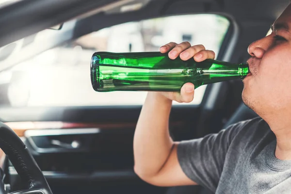 Μεθυσμένος Άνθρωπος Οδήγηση Ενός Αυτοκινήτου Στο Δρόμο Κρατώντας Μπουκάλι Μπύρα — Φωτογραφία Αρχείου