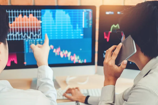 Investimento Borsa Imprenditore Business Team Discussione Analisi Grafico Stock Market — Foto Stock