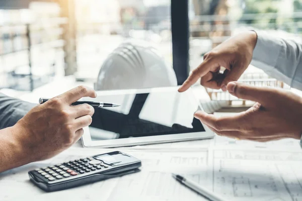 Ingenieur Van Vergadering Het Gebruik Van Digitale Tablet Voor Architecturaal — Stockfoto