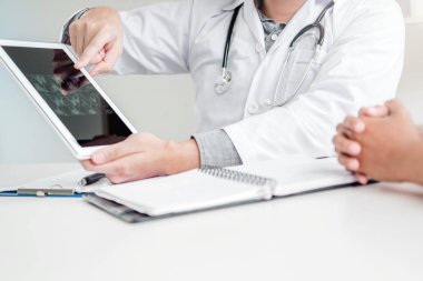 Doktor hasta sonuçları röntgen film üzerinde sunulması ile danışmanlık 