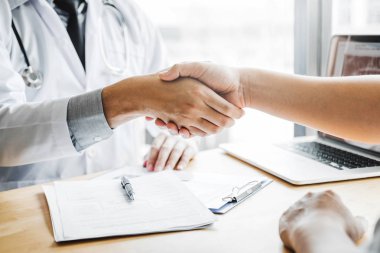 Kendine güvenen doktor tokalaşırken hastalar konuşma ile hospita içinde