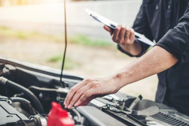 Mekanik garaj teknisyen holding Pano'da çalışma otomatik ve