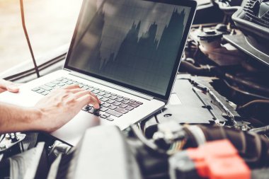 Profesyonel teknisyen araba motoru kontrol eller serv onarmak