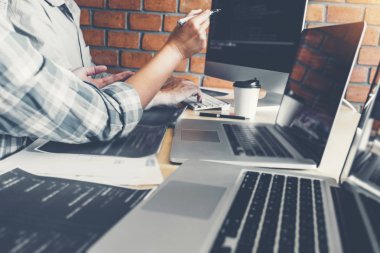 Programcı ekip geliştirme web sitesi tasarımı geliştirme ve kodlama