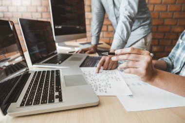 Programcı ekip geliştirme web sitesi tasarımı geliştirme ve kodlama