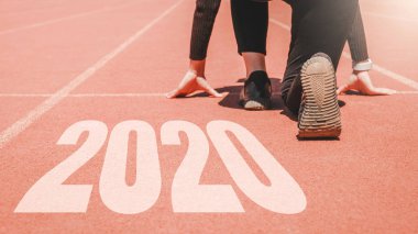 2020 Newyear, atlet yayınlamaya başlamak için satırda başlayan kadın 