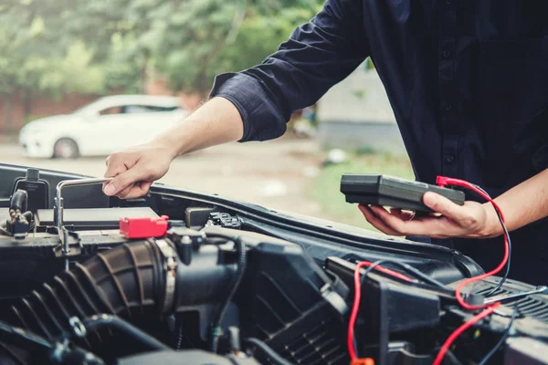 Mecánico de automóviles trabajando en garaje Técnico Manos del mecánico de automóviles —  Fotos de Stock