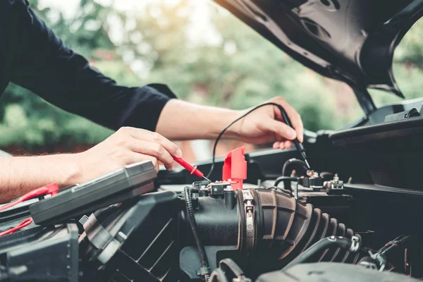 Mecánico de automóviles trabajando en garaje Técnico Manos del mecánico de automóviles —  Fotos de Stock