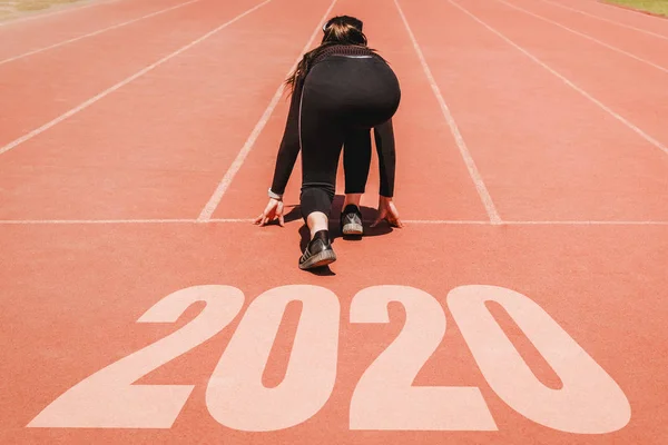 2020 Newyear, γυναίκα αθλητής, ξεκινώντας στη γραμμή για την έναρξη λειτουργίας — Φωτογραφία Αρχείου