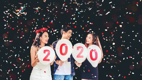 2020 Fiesta de Año Nuevo, fiesta de celebración grupo de jóvenes asiáticos —  Fotos de Stock