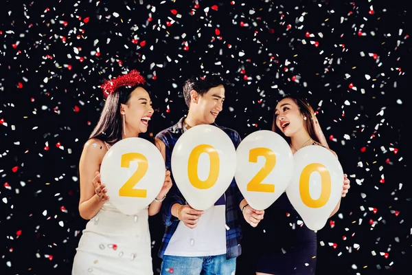 2020 Festa di Capodanno, festa di gruppo di giovani asiatici — Foto Stock