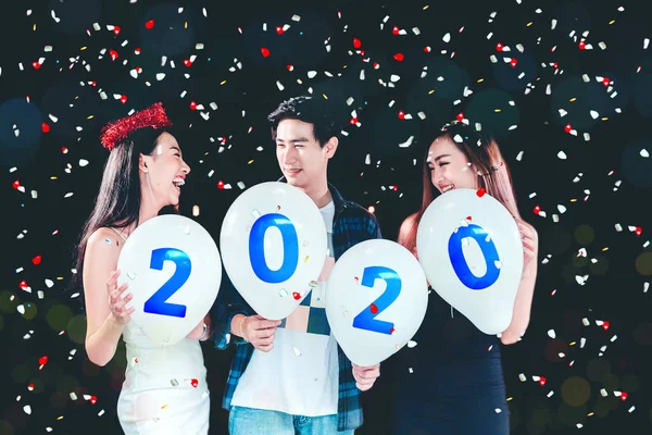 2020 Fiesta de Año Nuevo, fiesta de celebración grupo de jóvenes asiáticos — Foto de Stock