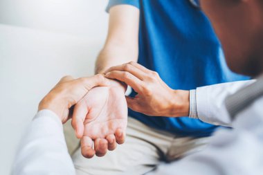 Nabız için hasta sağlık hastanede kontrol doktor