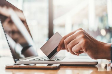 İşadamı bankacılık kredi ile dizüstü bilgisayar kullanarak kartı Online Shoppin