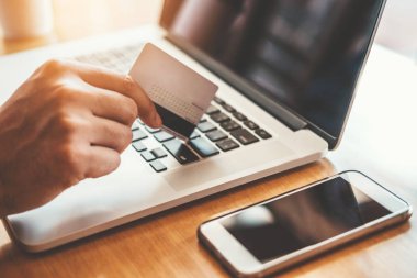 İşadamı bankacılık kredi ile dizüstü bilgisayar kullanarak kartı Online Shoppin