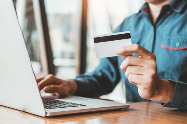 İşadamı bankacılık kredi ile dizüstü bilgisayar kullanarak kartı Online Shoppin