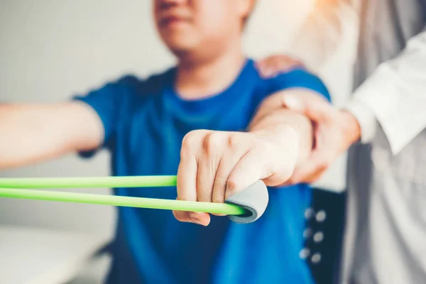 Physiotherapist man giving resistance band exercise treatment Ab — Stock Photo, Image