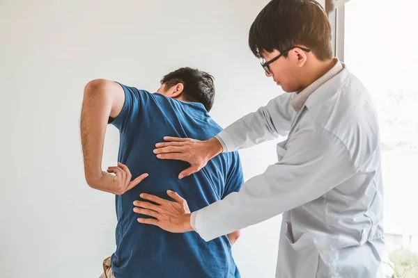 Médico físico consultando con el paciente sobre problemas de espalda Phys —  Fotos de Stock