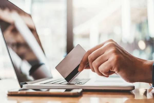 Online bank forretningsmand ved hjælp af Laptop med kreditkort Shoppin - Stock-foto