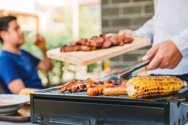 Öğleden sonra parti grup arkadaşlar zevk içme bira ile barbec