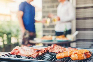 Bira ve Clink cam Happ içme zevk yaz partisi arkadaşlar