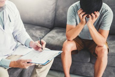 Doktor danışmanlık ve teşhis erkek hasta ile inceleniyor o