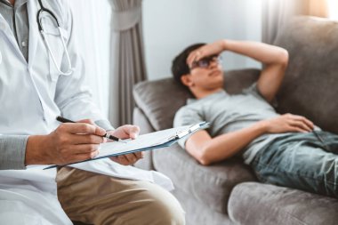 Doktor danışmanlık ve teşhis erkek hasta ile inceleniyor o