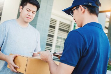 Teslim kavramı Asya adam el bir teslimat kutuları kabul 