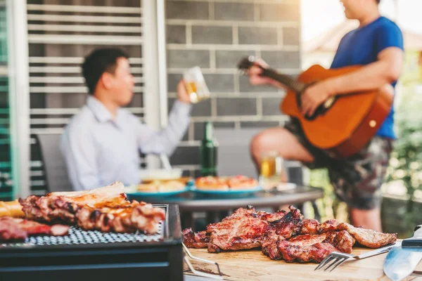 Fiesta de la tarde Grupo de amigos disfrutando de beber cerveza con barbec — Foto de Stock