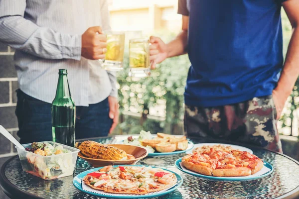 Fiesta de verano amigos disfrutando de beber cerveza y beber vidrio happ — Foto de Stock