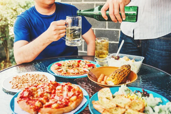 Fiesta de verano amigos disfrutando de beber cerveza y beber vidrio happ — Foto de Stock