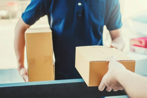 Concepto de entrega hombre asiático mano aceptar una entrega cajas de — Foto de Stock